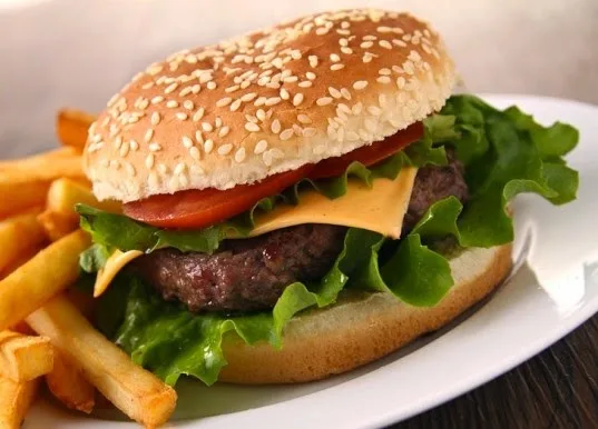 Σοκαριστικό βίντεο: Δείτε πώς γίνεται ένα μπέργκερ στο στομάχι μας [video]