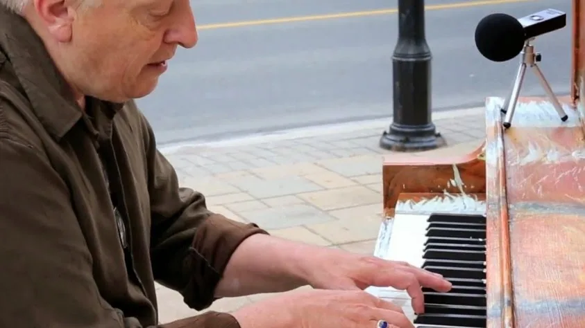 Το συγκινητικό τραγούδι ενός μεσήλικα στην μέση του δρόμου…[video]