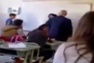 Δε το χωράει το μυαλό ! Καθηγητής σβήνει τον πίνακα με το κεφάλι μαθητή… [video]