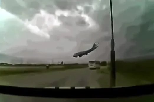 ΜΟΝΑΔΙΚΟ ΝΤΟΚΟΥΜΕΝΤΟ: Για πρώτη φορά η στιγμή της συντριβής του μοιραίου αεροπλάνου… [video]