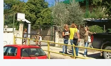 Κάνουν μάθημα σε ετοιμόρροπες αίθουσες και το καινούργιο σχολείο μένει κλειστό
