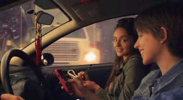 Η καμπάνια που σοκάρει: Ιδού τι συμβαίνει όταν στέλνετε μηνύματα με το κινητό, ενώ οδηγείτε… [video]