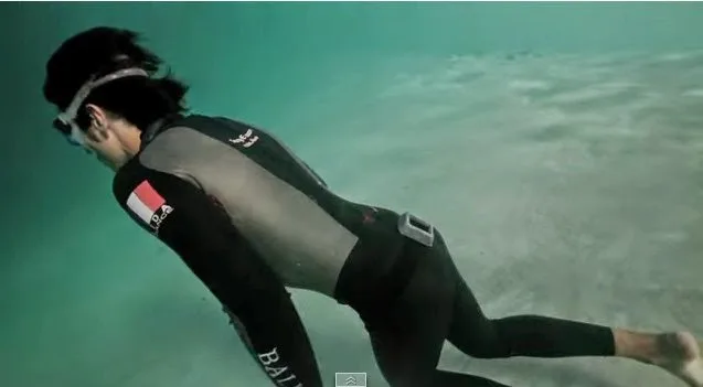 Ατρόμητος δύτης βουτάει στο βαθύτερο σημείο του ωκεανού! [video]