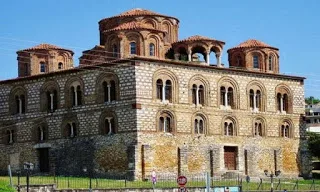 Παναγία Παρηγορήτισσα: Η εκκλησία με τον τρούλο που ΑΙΩΡΕΙΤΑΙ… [photos+video]