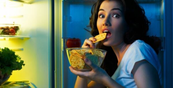 Νυχτερινό «τσιμπολόγημα»: τι προκαλεί στον οργανισμό σας .