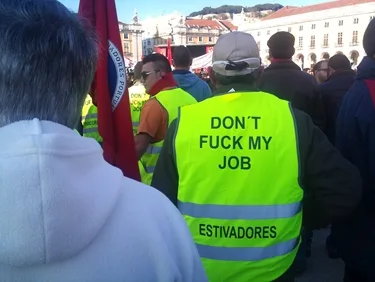 Ένα από τα χέρια που κρατούσαν  το μαχαίρι ήταν και το δικό σου ,ανόητε.