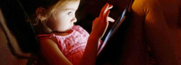 Δείτε γιατί δεν πρέπει να δίνουμε tablet στα νήπια