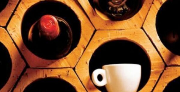 Ενα φλιτζάνι καφές ή ένα ποτήρι κρασί κάνουν καλό στο έντερο