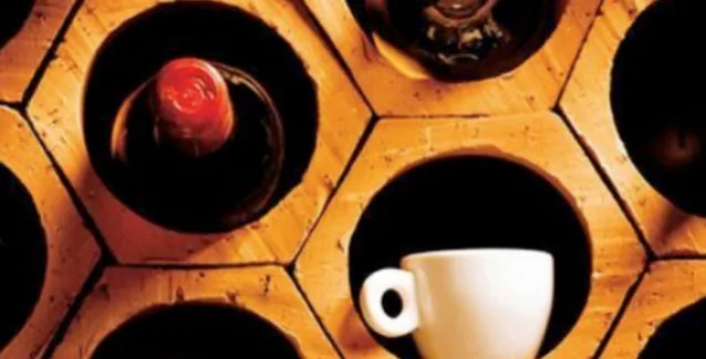 Ενα φλιτζάνι καφές ή ένα ποτήρι κρασί κάνουν καλό στο έντερο