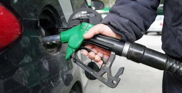 Επίδομα βενζίνης: Πώς και ποιοί θα λάβουν προπληρωμένη κάρτα – Προϋποθέσεις