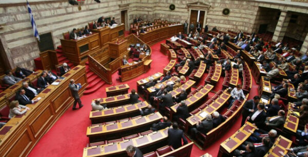 Βουλή: «Σφυροκόπημα» κατά της κυβέρνησης για τους εκατοντάδες διορισμούς συγγενών και φίλων