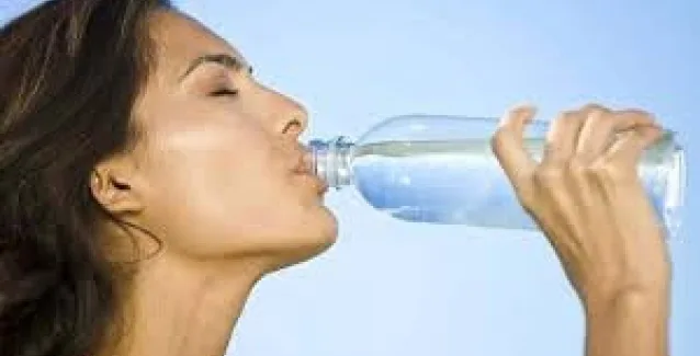 Εσείς ξέρετε πότε πρέπει να πίνετε κρύο και ζεστό νερό;