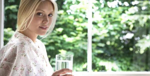 Γιατί πρέπει να πίνεις νερό και όχι καφέ μόλις ξυπνάς