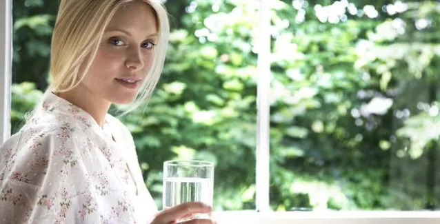 Γιατί πρέπει να πίνεις νερό και όχι καφέ μόλις ξυπνάς