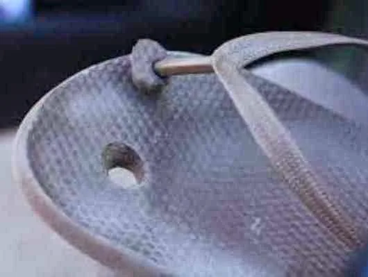 ΧΡΗΣΙΜΟ !! Χάλασε η σαγιονάρα σας; Να πώς μπορείτε να τη φτιάξετε! (video)