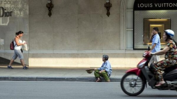 Oκτώ κροίσοι κατέχουν τόσο πλούτο όσο η μισή ανθρωπότητα