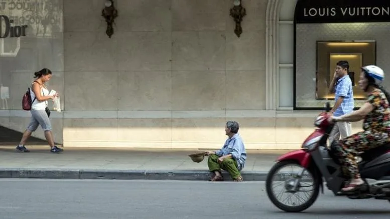 Oκτώ κροίσοι κατέχουν τόσο πλούτο όσο η μισή ανθρωπότητα