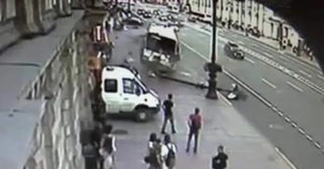 ΛΕΩΦΟΡΕΙΟ ΣΠΕΡΝΕΙ ΤΟ ΠΑΝΙΚΟ (ΒΙΝΤΕΟ)