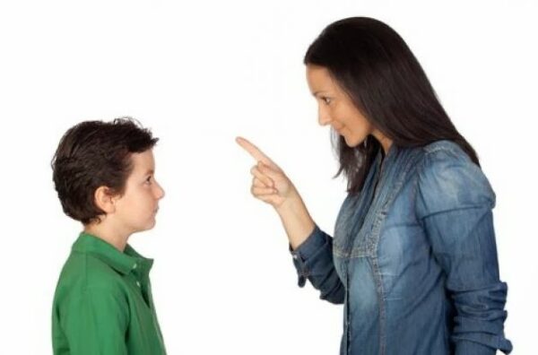 Οι 10 «ακίνδυνες» φράσεις που ΟΜΩΣ δεν πρέπει να πείτε ποτέ στο παιδί σας