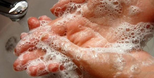 Πόσο καθαρό είναι το σαπούνι σε μια δημόσια τουαλέτα;