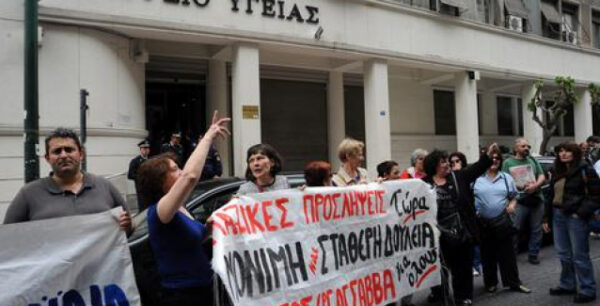 «Ολονύχτια» διαμαρτυρία των νοσηλευτών έξω από το υπουργείο Υγείας