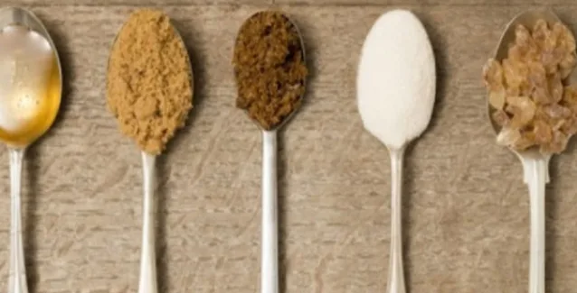 Λευκή ή καστανή ζάχαρη; Ποια είναι τελικά πιο υγιεινή