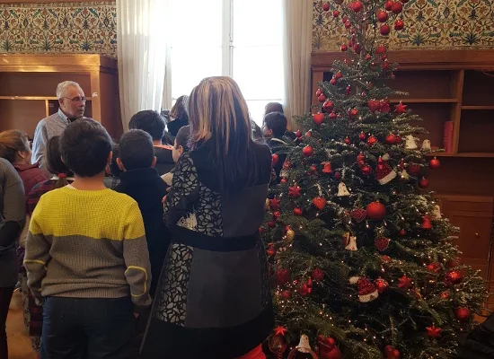 Ο Κώστας Ζουράρις με παιδιά του 11ου Δημοτικού Σχολείου Χαϊδαρίου