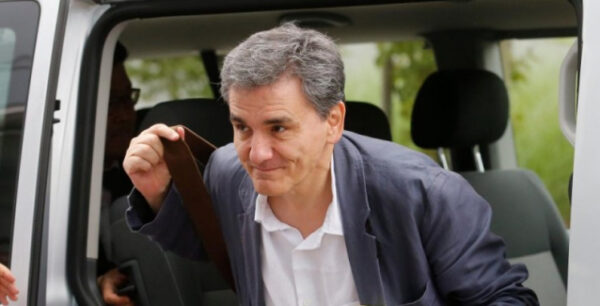 Ο Τσακαλώτος άφησε τις επίκαιρες ερωτήσεις στη Βουλή και πήγε…Βρυξέλλες