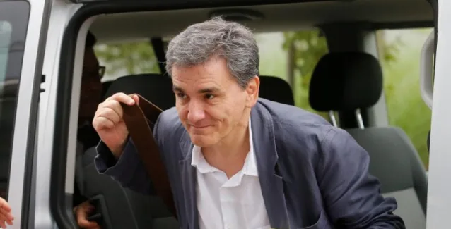 Ο Τσακαλώτος άφησε τις επίκαιρες ερωτήσεις στη Βουλή και πήγε…Βρυξέλλες