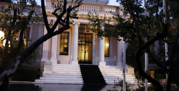 Τα καρφιά του Μαξίμου για την παραίτηση Ράικου