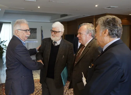 Ο Κώστας Γαβρόγλου με μέλη του προεδρείου του Κεντρικού  Ισραηλιτικού Συμβουλίου Ελλάδος