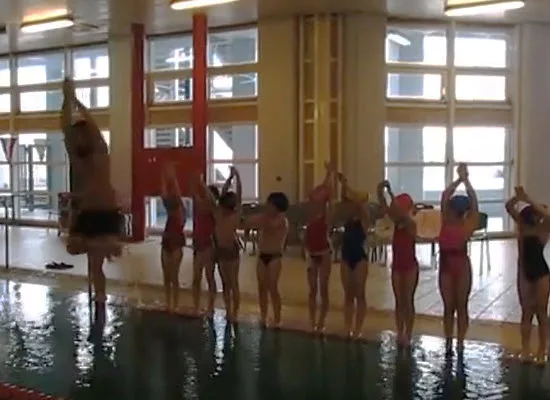 Τα παιδιά της Γ΄ τάξης των δημοτικών σχολείων μαθαίνουν να κολυμπούν