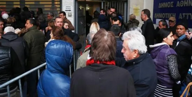 Aνησυχία στους Έλληνες για τα μέτρα που έρχονται