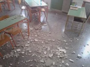 Έπεσαν σοβάδες σε σχολική αίθουσα.