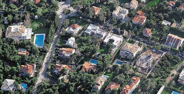 SZ: Εξωφρενικά τεχνάσματα φοροφυγάδων στην Ελλάδα -Σκεπάζουν τις πισίνες με τέντες σε χρώματα παραλλαγής