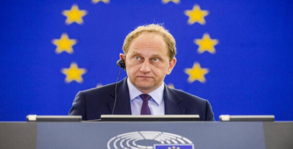 Αντιπρόεδρος Ευρωκοινοβουλίου: «Πρέπει να βρούμε ένα τρόπο να βγει η Ελλάδα από το ευρώ»