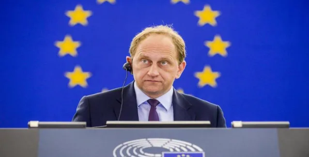 Αντιπρόεδρος Ευρωκοινοβουλίου: «Πρέπει να βρούμε ένα τρόπο να βγει η Ελλάδα από το ευρώ»