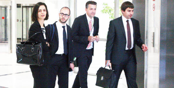 Απίστευτο: Πανηγυρίζουν στην κυβέρνηση που παραμένει η τρόικα, που προεκλογικά ήθελαν να διώξουν!