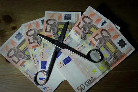 ΕΤΟΙΜΟ ΓΙΑ… «ΧΕΙΡΟΥΡΓΕΙΟ» ΤΟ ΑΦΟΡΟΛΟΓΗΤΟ ΟΡΙΟ  «Χαράτσι» για μισθωτούς, συνταξιούχους και αγρότες