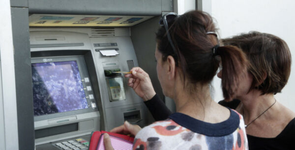 Στο “κόκκινο” οι τράπεζες: Χάθηκαν καταθέσεις 1,5 δισ. μέσα σε ένα μήνα