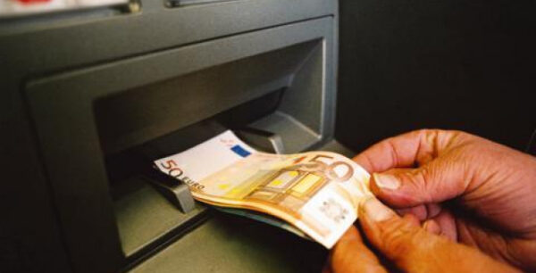 Σάλος με τις καταγγελίες για… μπράβους που παίρνουν πίσω τους μισθούς εργαζομένων από τα ΑΤΜ!