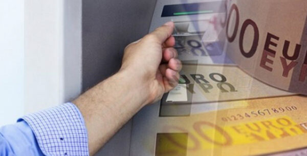 Οι καταθέσεις φεύγουν και πάλι από τις τράπεζες – Εντονη η ανησυχία των οικονομικών κύκλων