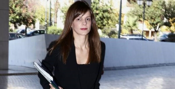 Η Αχτσιόγλου απαντά στο Bloomberg για τα κουπόνια στους εργαζομένους