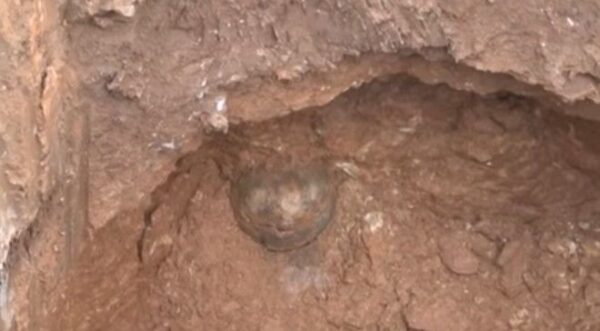 Αγγλικό ενθύμιο ενός …από λάθους βομβαρδισμού το Δεκέμβρη του 1943 η βόμβα που εξουδετερώνεται στο Κορδελιό