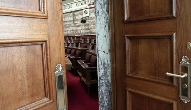Παράθυρο νόμου για να μη μειωθούν οι συντάξεις βουλευτών και αιρετών ΟΤΑ!
