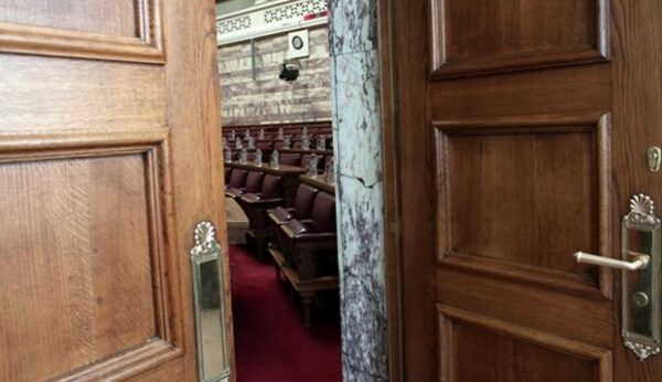 Εκτός μειώσεων οι συντάξεις βουλευτών και αιρετών στους ΟΤΑ!