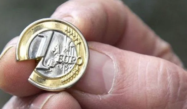 Κόκκινος συναγερμός  στις τράπεζες. Χάνονται 10 δισ. ευρώ, αγωνία για τα capital controls