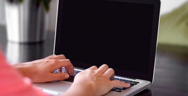 Eπικονδυλίτιδα: Πώς θα προφυλαχτείτε από τη νόσο των… υπολογιστών