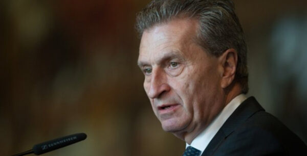 Ετινγκερ: Ο Τσίπρας έκανε περισσότερα από ποτέ