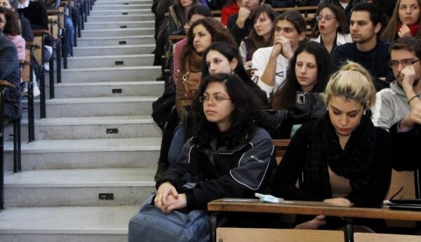 Πανελλαδικές: Οι πρυτάνεις ζητούν μείωση εισακτέων κατά 50%